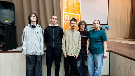 Студенты совместно с советником директора по воспитанию посетили встречу в честь 80-летия Победы